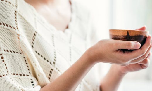 漢方の煎じ薬を飲む女性