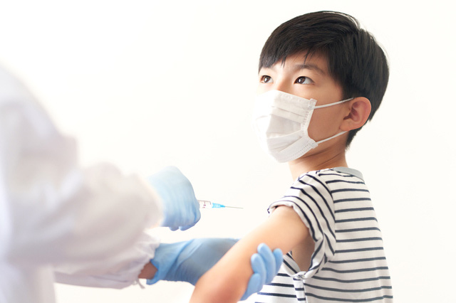 ワクチンを接種する子供
